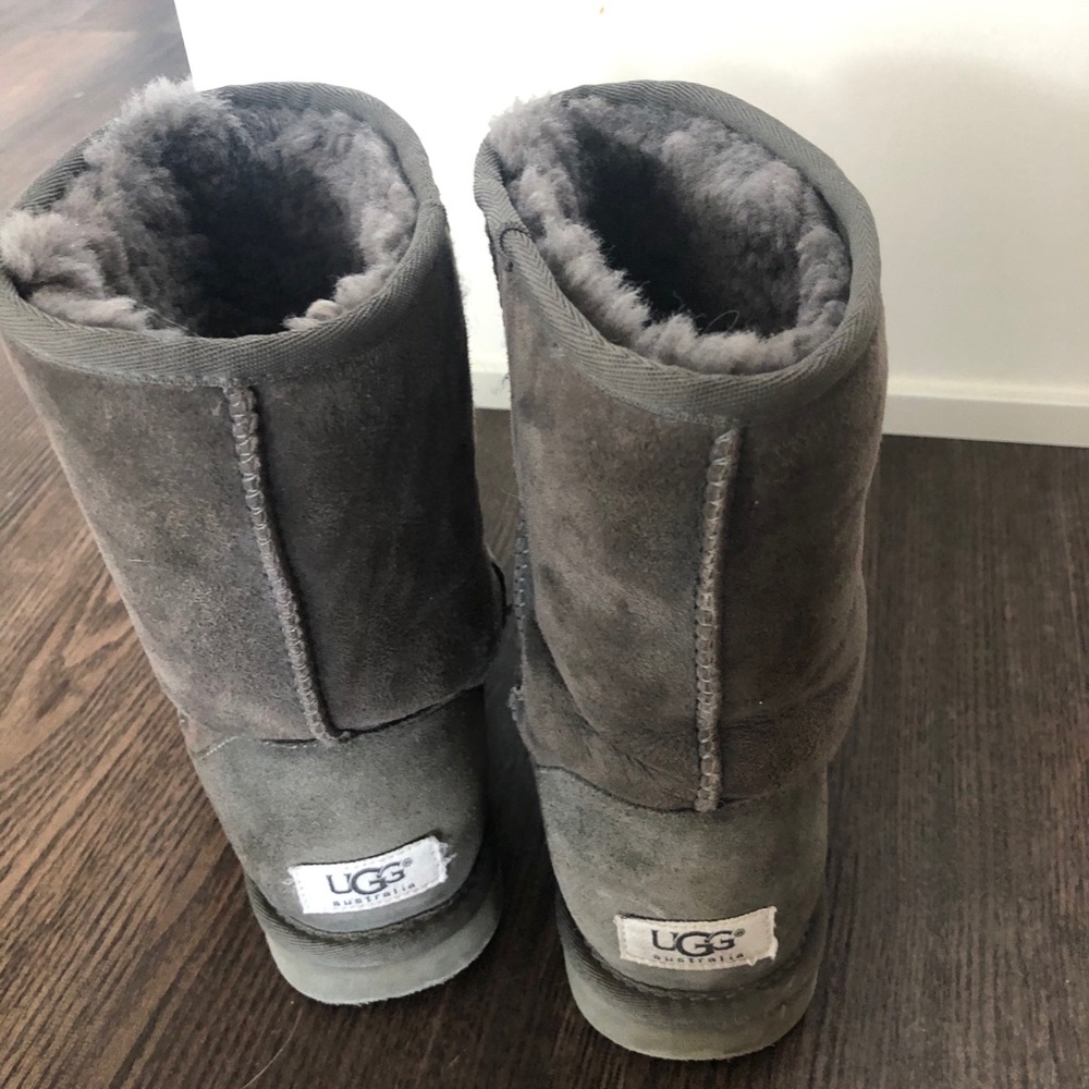 UGG short boot in gray